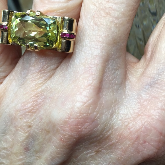 Elegant 14k Gold Gemstone Ring with a beautiful faceted Peridot & Rubies - Picture 9 of 16